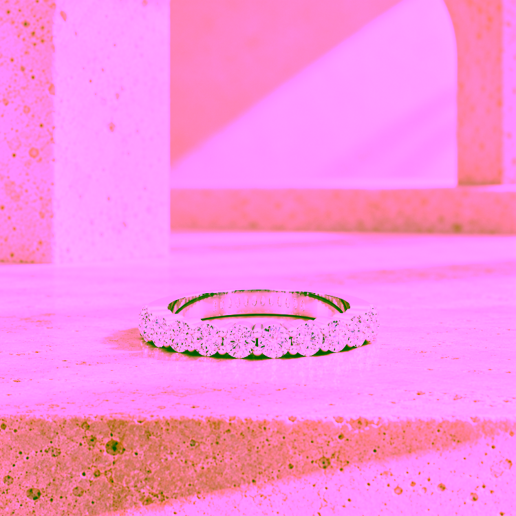 Alliance Eternity II en or blanc et diamants sur décor en travertin