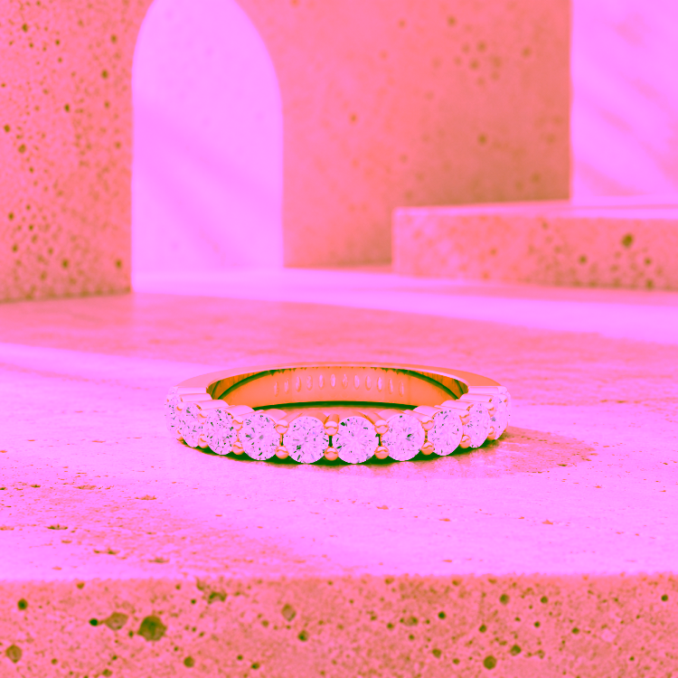 Alliance Eternity II en or jaune et diamants sur décor en travertin