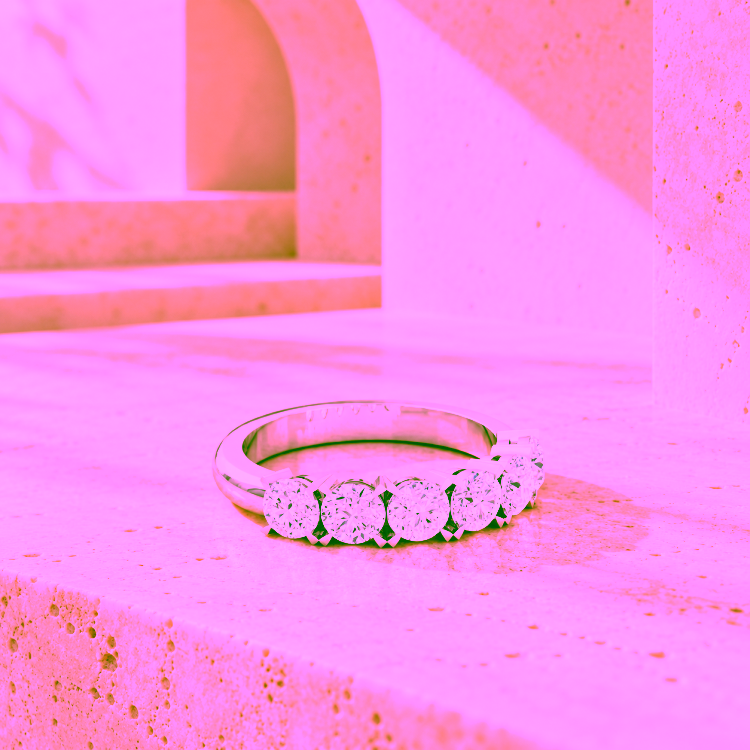 Alliance Eternity IV en or blanc et diamants sur décor en travertin