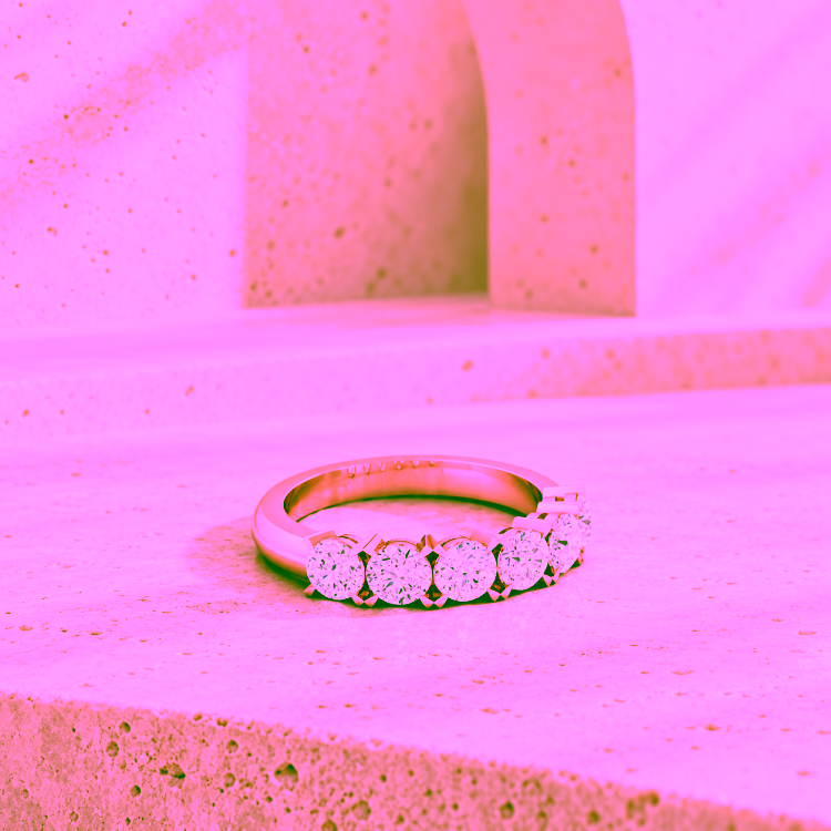 Alliance Eternity IV en or rose et diamants sur décor en travertin