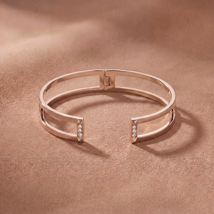 Bracelet Bangle H · Diamant blanc et or rouge - Maison Haddad Joaillerie