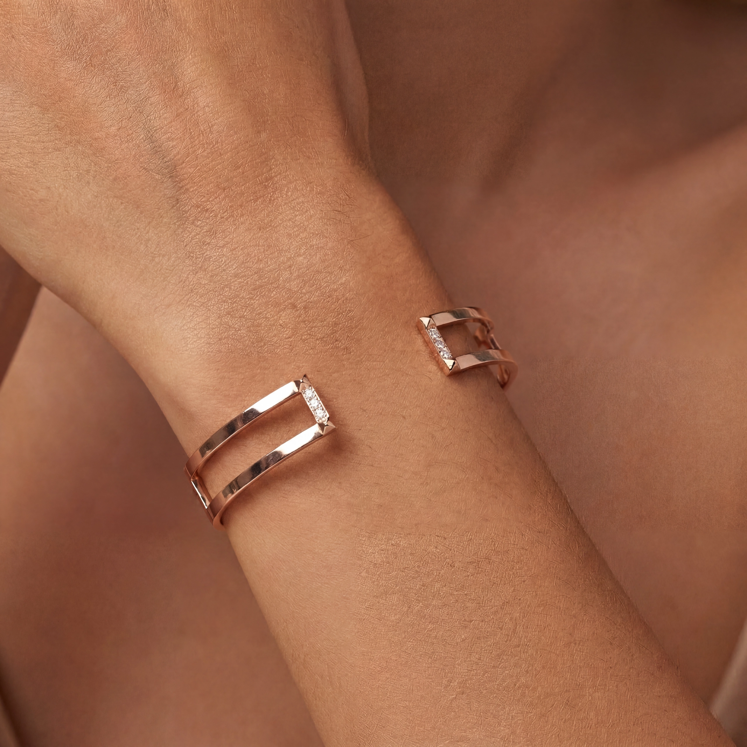 Bracelet Bangle H · Diamant blanc et or rouge - Maison Haddad Joaillerie