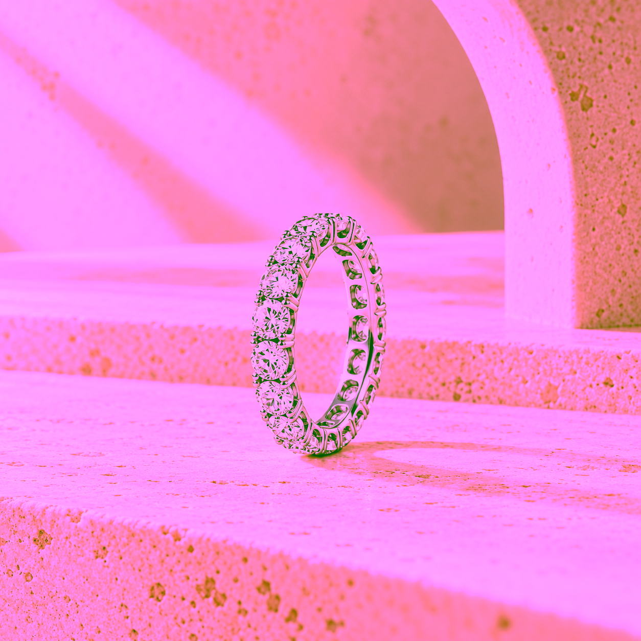 Alliance Eternity en or blanc sertie de diamants sur travertin ivoire