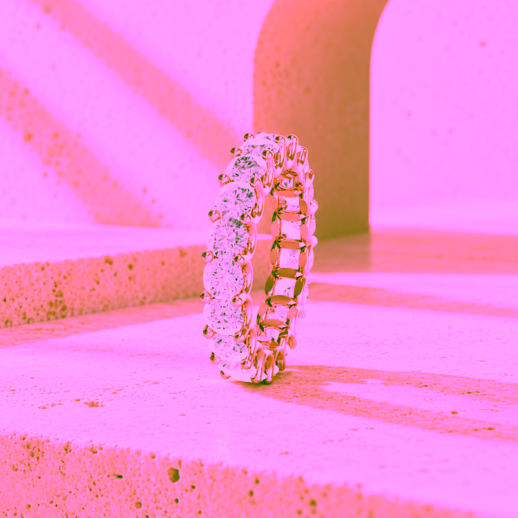 Alliance Eternity en or rouge sertie de diamants sur travertin ivoire