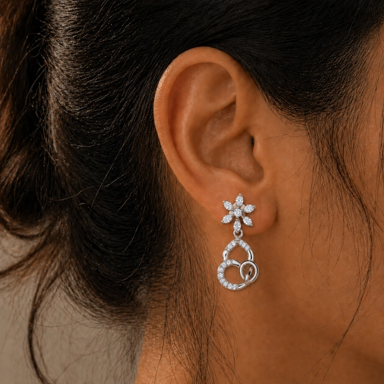 Boucles d’oreilles Lys 2 · Diamant blanc et or blanc - Maison Haddad Joaillerie