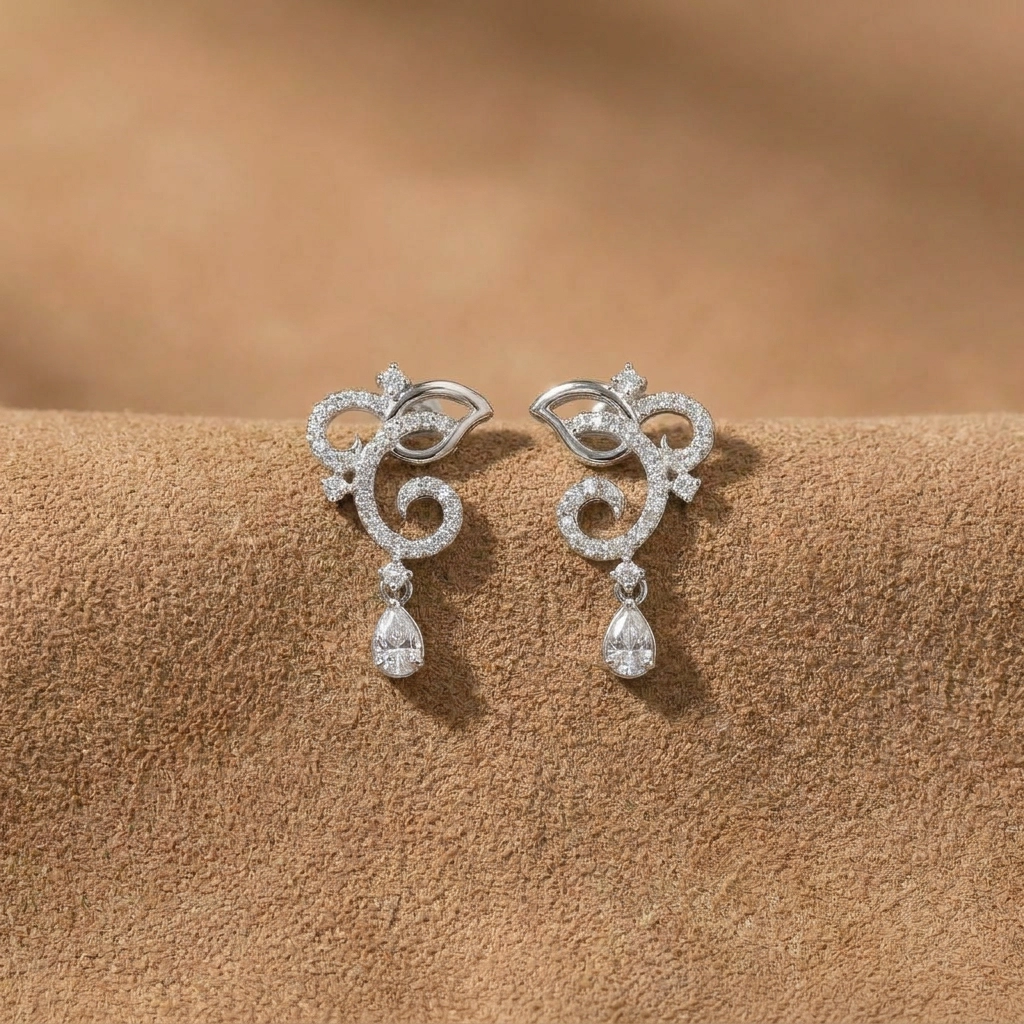 Boucles d’oreilles Camélia · Diamant blanc et or blanc - Maison Haddad Joaillerie