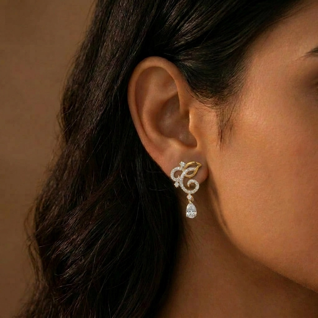 Boucles d’oreilles Camélia · Diamant blanc et or jaune - Maison Haddad Joaillerie