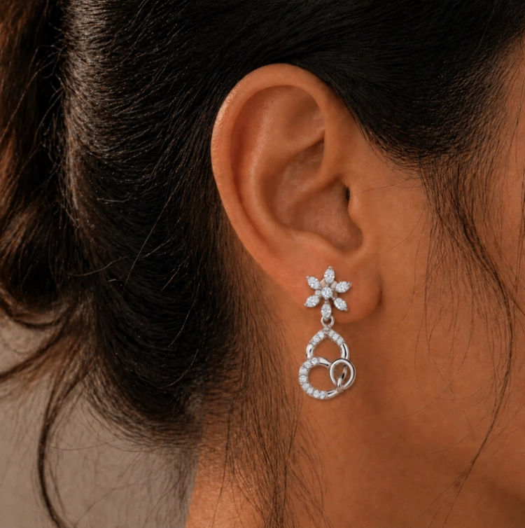 Boucles d’oreilles Lys 2 · Diamant blanc et or blanc - Maison Haddad Joaillerie