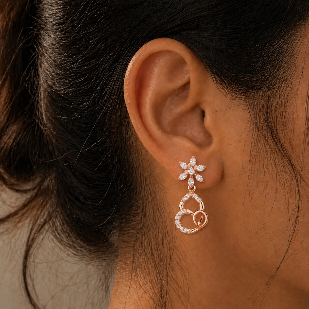 Boucles d’oreilles Lys · Diamant blanc et or rouge - Maison Haddad Joaillerie