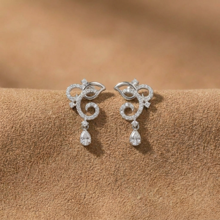 Boucles d’oreilles Camélia · Diamant blanc et or blanc - Maison Haddad Joaillerie