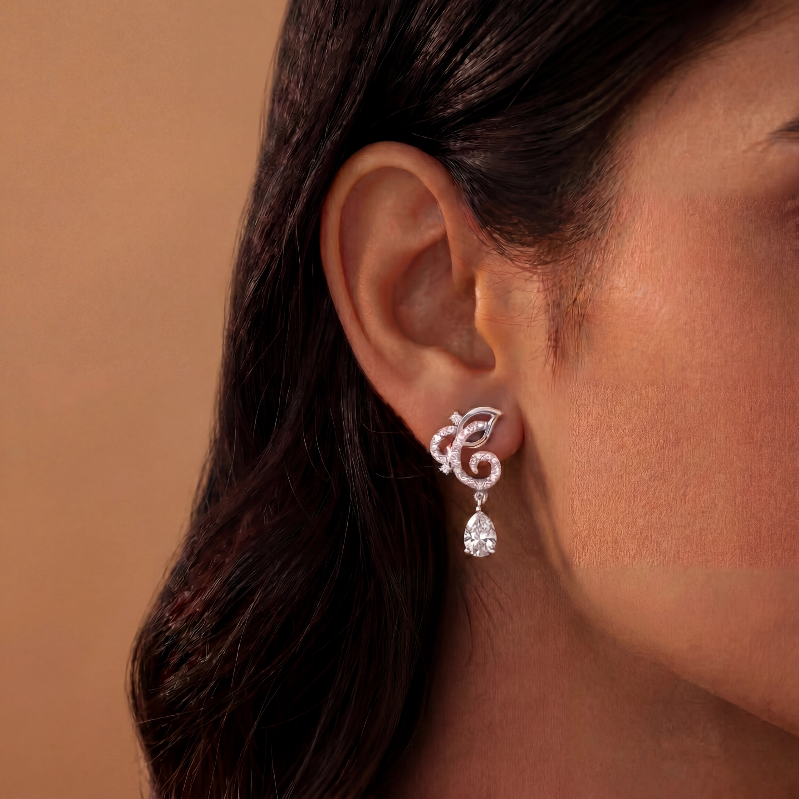 Boucles d’oreilles Camélia · Diamant blanc et or blanc - Maison Haddad Joaillerie