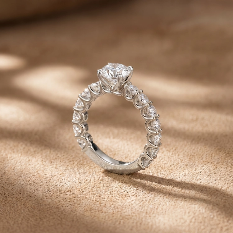 Solitaire Parisienne · Diamant blanc et or blanc rond