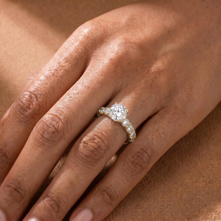Solitaire Parisienne · Diamant blanc et or jaune rond