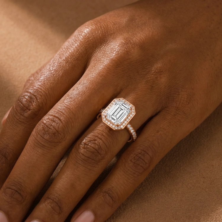 Solitaire Eternity · Diamant blanc taille émeraude - Or rouge