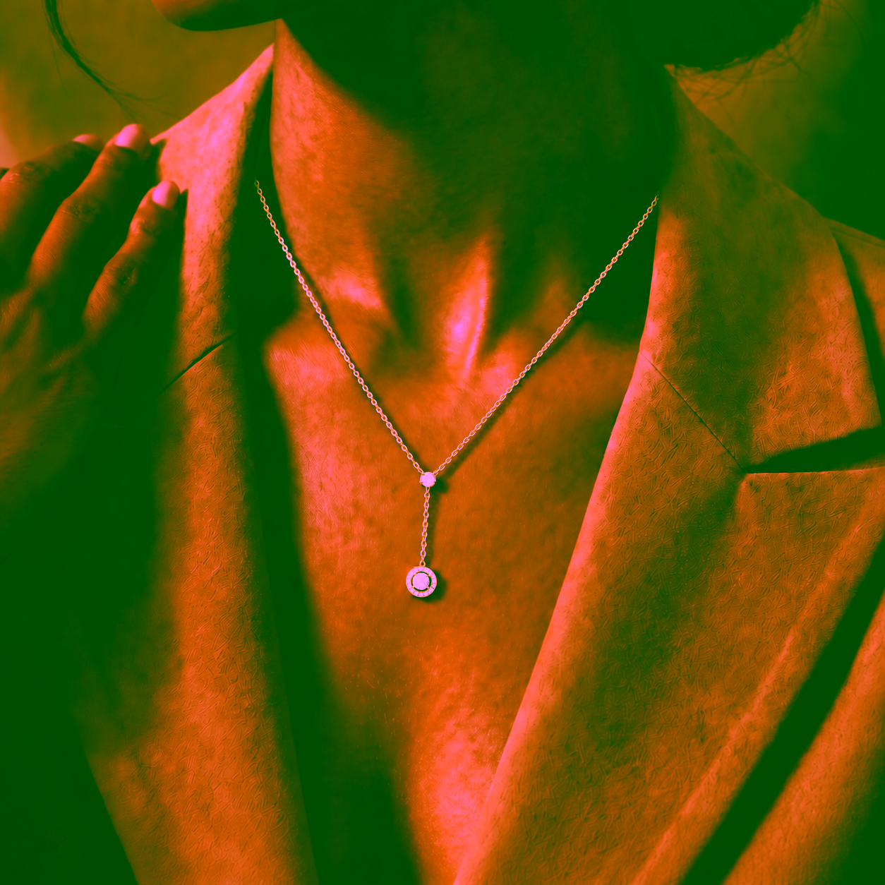 Pendentif Eternity en or jaune porté, chaîne forçat et diamant blanc — Maison Haddad Joaillerie Paris